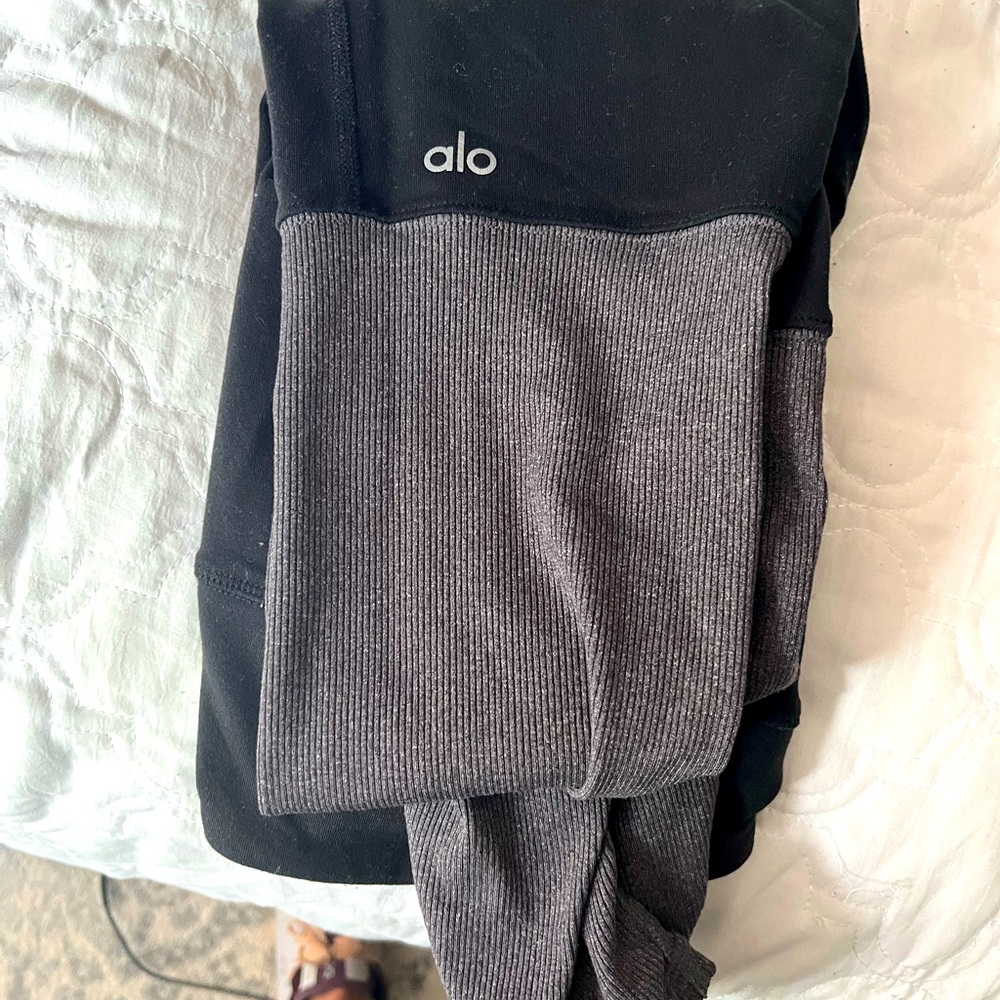COPY - Alo leggings - black & grey. Size medium. Rouched below knee.